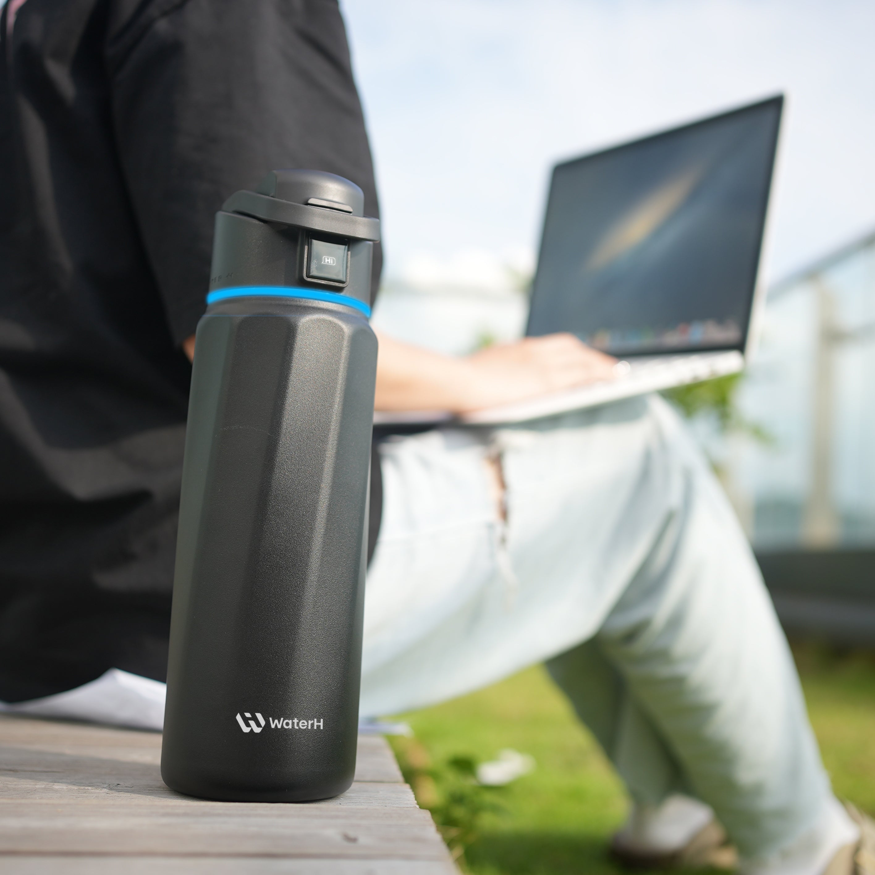 WaterH Boost Akıllı Termos - Hidrasyon Takibi Yapan, Yalıtımlı 0.95 L Akıllı Su Şişesi - Siyah